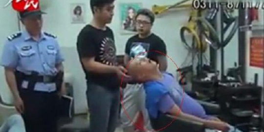 Ketiduran saat potong rambut, pria ini terbangun di rumah sakit