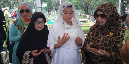 Ziarah ke makam Uje, wanita emas bagi-bagi stiker