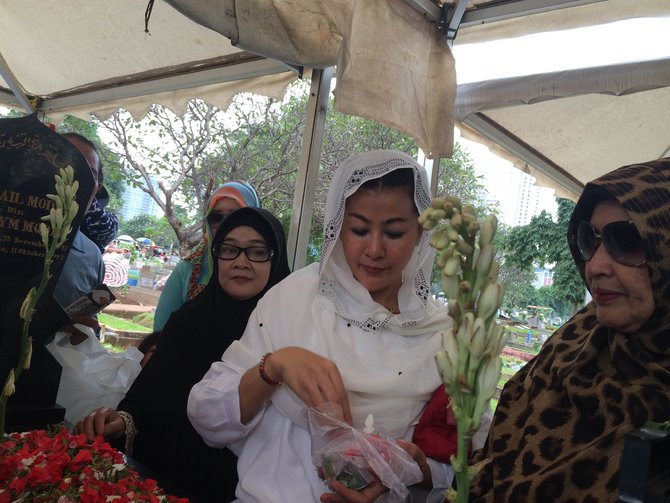 wanita emas bagi bagi stiker di kuburan