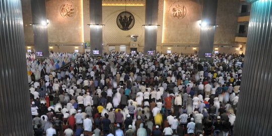 Malam 1 Ramadan, ribuan jemaah salat Tarawih padati Istiqlal