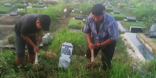 Berkah Ramadan, pembersih makam bisa kantongi Rp 2,5 juta per hari