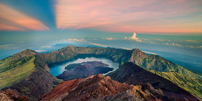 Berselancar dengan mountain bike di lereng Rinjani