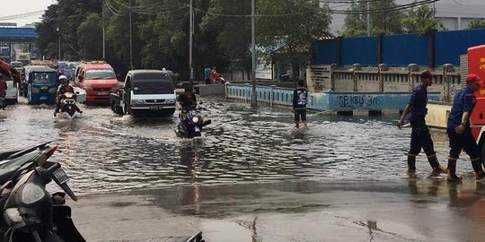 Tanggul Muara Angke Kembali Jebol Wilayah Muara Baru Kebanjiran