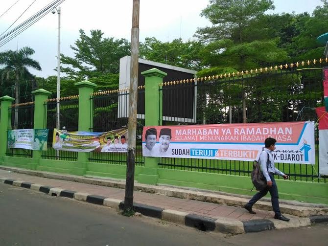 spanduk ahok djarot beredar di belakang dpr