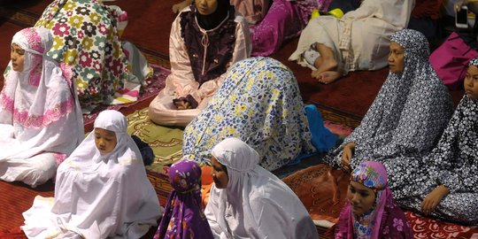 Saat salat, orang tua boleh menggendong anak