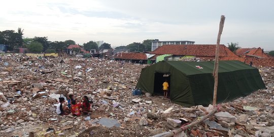 Korban gempa Sumbar buka puasa di tenda darurat