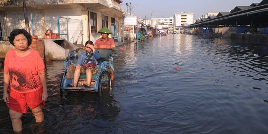 Pelabuhan Muara Baru terendam banjir rob