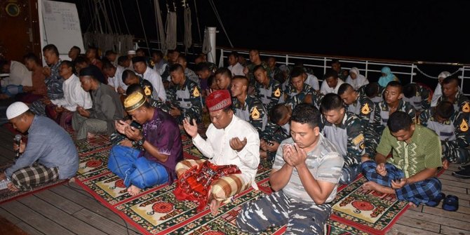 Berlayar, anggota TNI AL Salat Tarawih di atas kapal