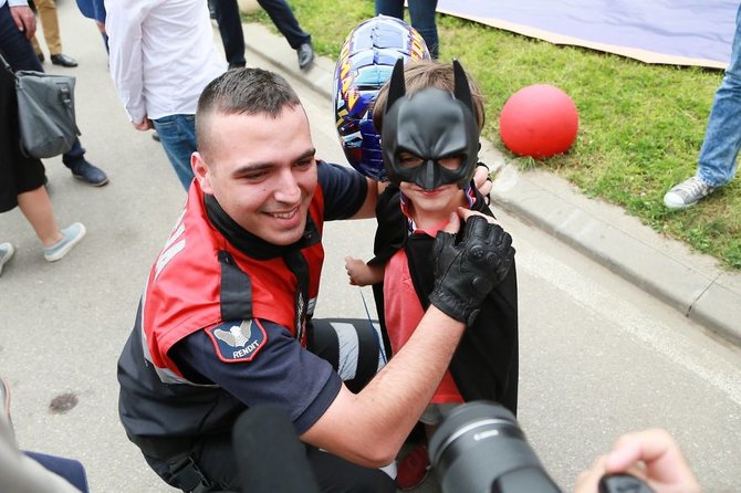 polisi albania jadi superhero di hari anak internasional