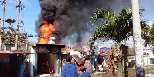 2016 lowongan sidoarjo toko Mobil damkar kebakaran berjibaku 10 padamkan tiner di toko