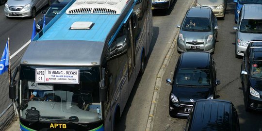 APTB tak masuk jalur busway, penumpang sulit lanjutkan perjalanan