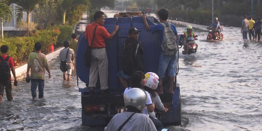 Banjir rob rendam jalan di Meulaboh  merdeka.com
