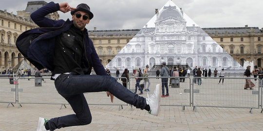 Seniman jalanan Prancis lenyapkan piramida Louvre dengan ilusi