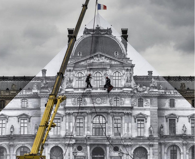 ilusi optik melenyapkan louvre pyramid dari pandangan mata