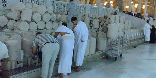 Mengurai kandungan gizi di dalam air zamzam