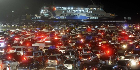 Jelang arus mudik, jalan menuju Pelabuhan Merak masih rusak parah