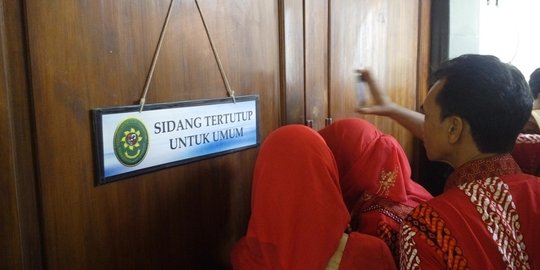 Amarah dan duka keluarga Eno di persidangan