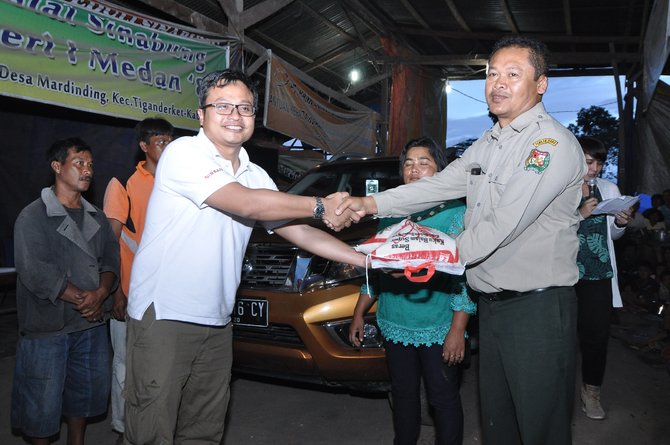 gm marketing strategy nissan motor indonesia memberikan donasi kepada pengungsi