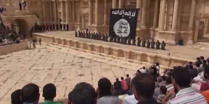 Diduga mata-mata, belasan prajurit ISIS direndam cairan asam