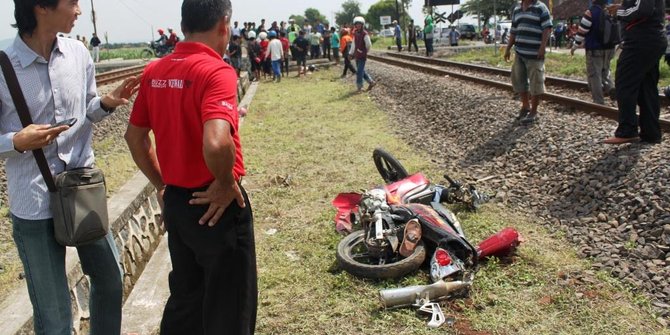 Pasutri ditabrak KA Kaligung, sang istri tewas di tempat