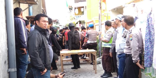 Densus 88 ubek-ubek permukiman di Surabaya, diduga cari bom rakitan