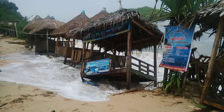 Gunung Kidul Dihantam Gelombang Tinggi Bangunan Dan Kapal