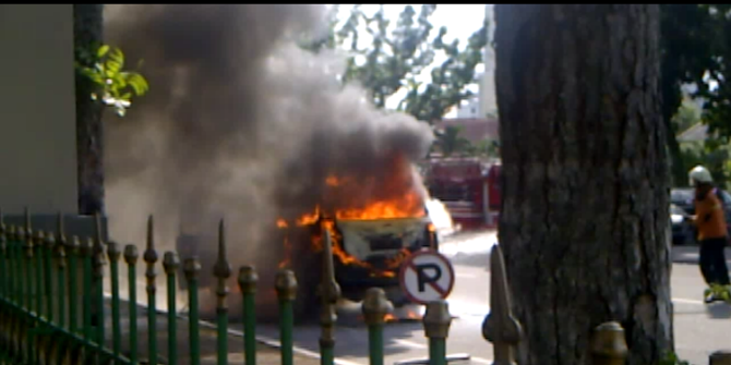 Mobil Kijang mendadak terbakar di depan rumah dinas Kajati Riau