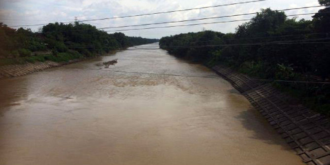 Air Sungai Bengawan Solo keruh, warga terpaksa beli air bersih