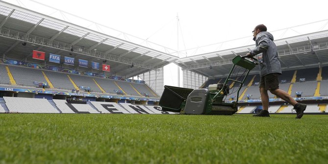 Intip perawatan rumput Stade Bollaert-Delelis jelang Euro 2016