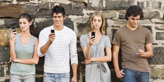 mengecek smartphone