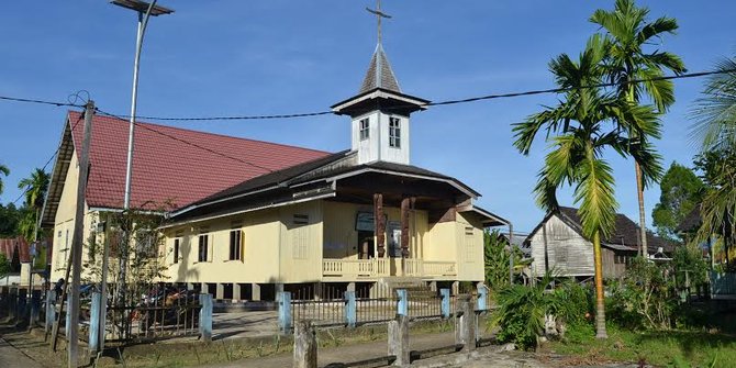Gereja Laham dan sejarah umat Katolik di Kalimantan Timur | merdeka.com
