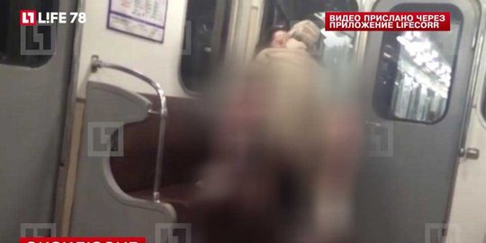 Pasangan muda nekat bercinta di kereta, ditonton banyak orang