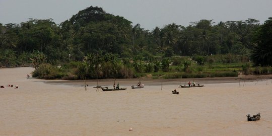 Kabur saat penggerebekan judi, 3 warga hilang di Sungai Luk Ulo