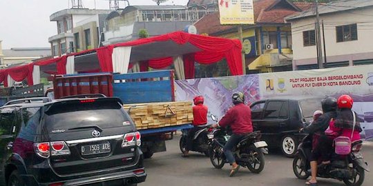 Tenda groundbreaking flyover Antapani bikin macet Bandung Timur