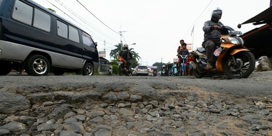 Jalan utama perbatasan Indonesia-Malaysia di Samba rusak berat