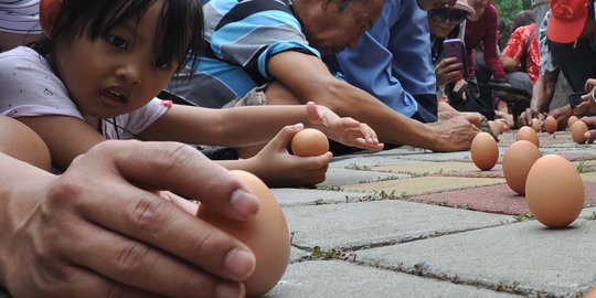 Berlomba mendirikan telur di puncak perayaan Peh Cun