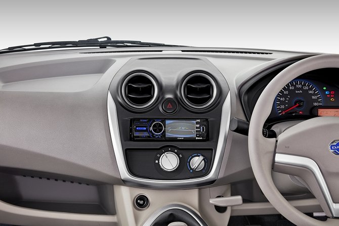 datsun go hu with rr view camera display