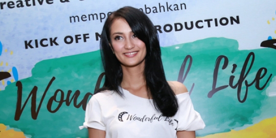 Ibunya dibilang transgender, Atiqah Hasiholan bersyukur