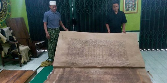 Penampakan Alquran raksasa berusia ratusan tahun di Solo