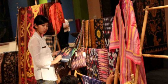Sisi menarik kain  tapis  dan kain  sutra Bugis Indonesia 