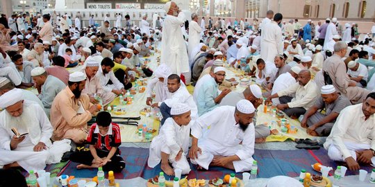 Kebersamaan ribuan jemaah buka puasa di Masjid Nabawi