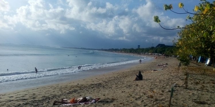 Banjir Rob Mulai Surut Pantai Kuta Justru Sepi Turis