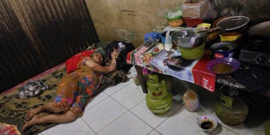 Mirisnya nasib Eni pedagang makanan yang diobrak abrik Satpol PP