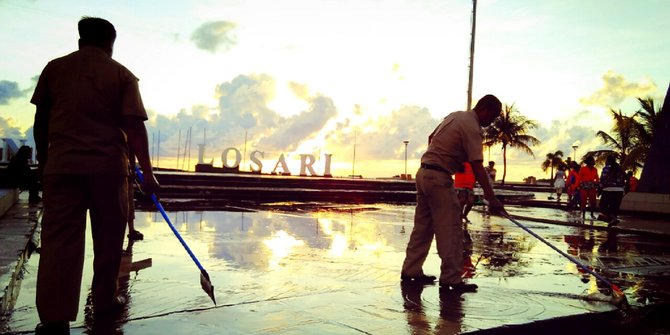 Menikmati sunrise di Pantai Losari saat Ramadan
