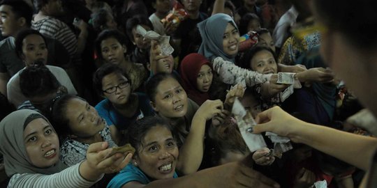 Warga berebut antre di pasar murah Hati Suci