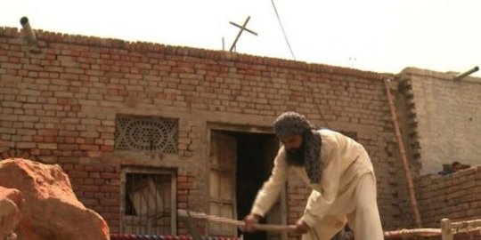 di pakistan ikut kerja bakti bangun gereja rev3