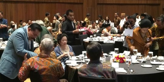 Dari JK, Megawati hingga menteri kabinet hadiri bedah buku Sidarto