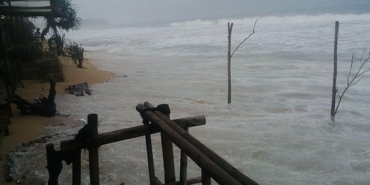 Puluhan rumah di bibir pantai Aceh Selatan terancam amblas