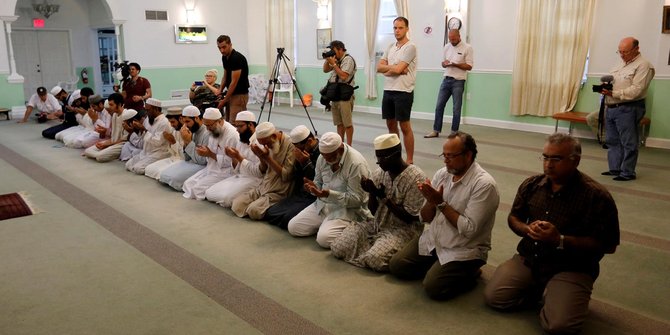 Muslim AS doakan korban penembakan komunitas gay Orlando