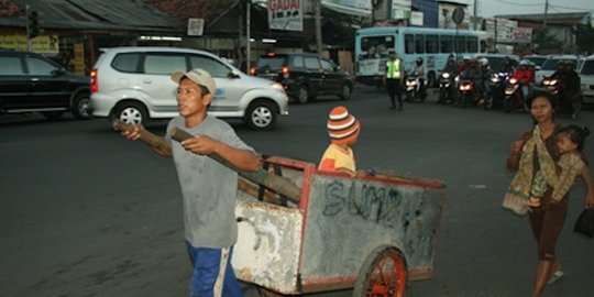 Selama Ramadan manusia gerobak padati jalan  protokol Kota 